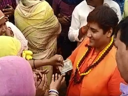 'भिक्षा' को अपनी इनकम सोर्स बताने वाली BJP सांसद प्रज्ञा सिंह भिखारियों को 500 रुपये के नोट बांटती दिखीं, देखें VIDEO 'भिक्षा' को अपनी इनकम सोर्स बताने वाली BJP सांसद प्रज्ञा सिंह भिखारियों को 500 रुपये के नोट बांटती दिखीं, देखें VIDEO