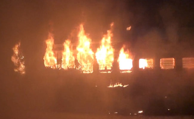 यार्ड में खड़ी बिहार संपर्क क्रांति सुपरफास्ट एक्सप्रेस के कोच में लगी आग, कोई हताहत नहीं