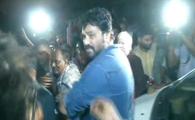 जादवपुर यूनिवर्सिटी में बाबुल सुप्रियो का घेराव, केंद्रीय मंत्री बोले- 'मेरे बाल खीचें और...'