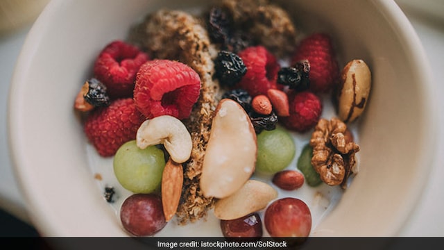 Intermittent fasting: Nuts and fruits are good options for breaking fast in intermittent fasting