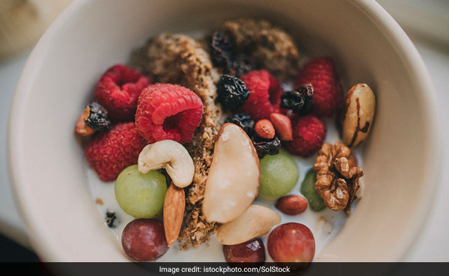 Intermittent fasting: Nuts and fruits are good options for breaking fast in intermittent fasting