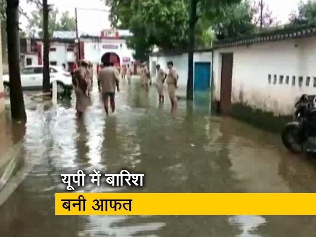 बलिया जेल में भरा पानी, पांच सौ कैदियों को दूसरी जेलों में किया गया शिफ्ट बलिया जेल में भरा पानी, पांच सौ कैदियों को दूसरी जेलों में किया गया शिफ्ट