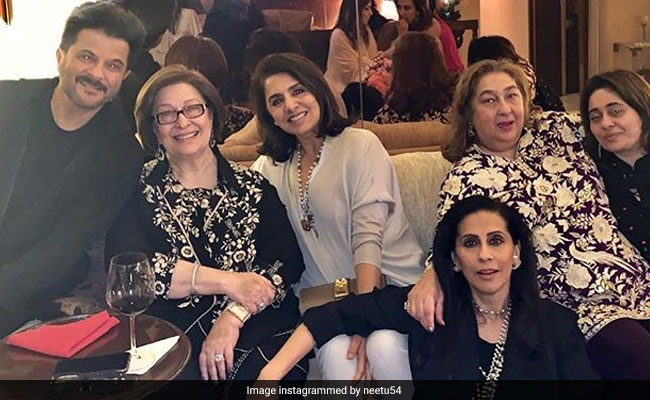 Neetu Kapoor Is 'Getting Back In The Groove' With Other Kapoors. See Pic