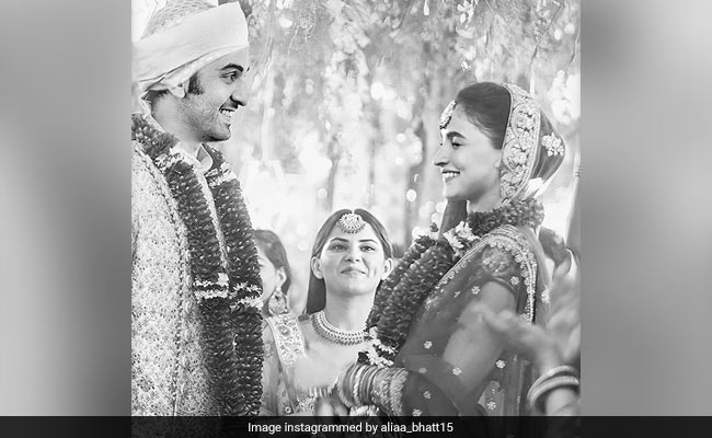 एक दूसरे के गले में वरमाला डालते नजर आए आलिया भट्ट और रणबीर कपूर, फैन्स ने यूं कराई शादी