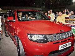 जीप ग्रैंड चिरोकी ट्रैकहॉक चलाते दिखे एम एस धोनी, भारत में इस SUV के पहले ग्राहक जीप ग्रैंड चिरोकी ट्रैकहॉक चलाते दिखे एम एस धोनी, भारत में इस SUV के पहले ग्राहक