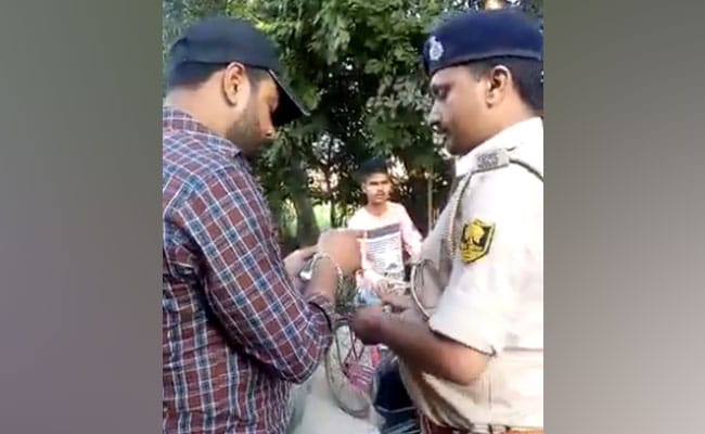 बिहार: पुलिसकर्मी को ट्रैफिक नियमों की याद दिलाई तो युवक को ले गए थाने, VIDEO वायरल होने के बाद दारोगा निलंबित