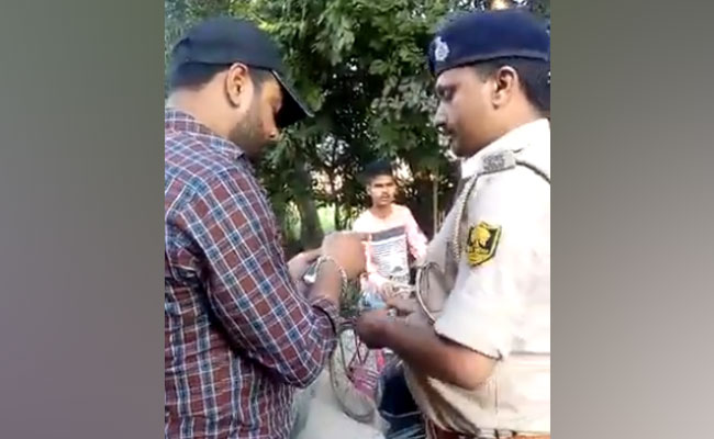 बिहार: पुलिसकर्मी को ट्रैफिक नियमों की याद दिलाई तो युवक को ले गए थाने, VIDEO वायरल होने के बाद दारोगा निलंबित