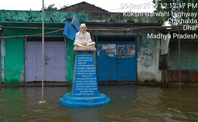 गुजरात की जिद और मध्यप्रदेश में नर्मदा में डूबता जीवन, ग्रामीण जाएं तो जाएं कहां? देखें - VIDEO