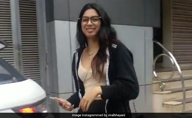 खुशी कपूर के आते ही लोग बनाने लगे वीडियो, तो बोलीं- वापस आ गए...देखें Viral Video