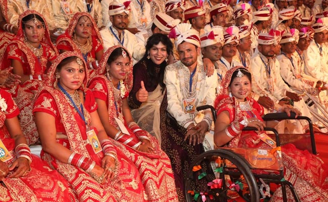 सामूहिक विवाह समारोह में 51 दिव्यांग और अभावग्रस्त जोड़े विवाह सूत्र में बंधे
