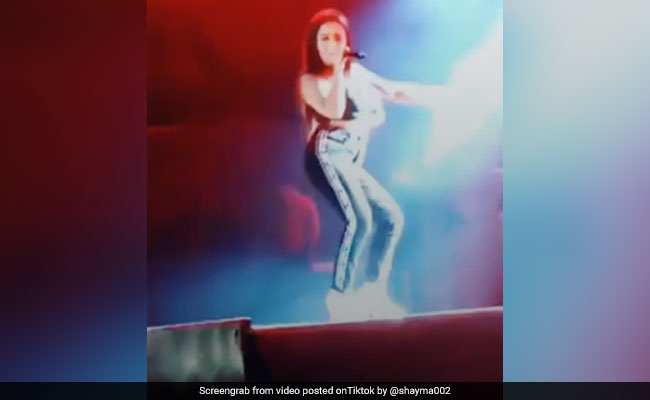 Neha Kakkar ने डांस और सॉन्ग से स्टेज पर मचाया तहलका, धांसू Video वायरल