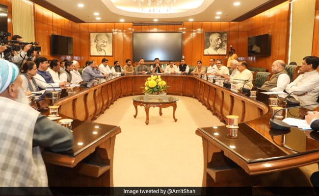 जम्मू-कश्मीर में नेता और अलगाववादी नजरबंद, उधर गृहमंत्री अमित शाह का 'खास प्लान' शुरू