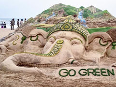 Ganesh Chaturthi 2019: ‘প্লাস্টিক বর্জন করুন', বালির গণেশ গড়ে বার্তা শিল্পীর