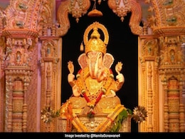 गणेश चतुर्थी पर भक्त ने गणपति बप्पा को चढ़ाया 151 किलो का मोदक गणेश चतुर्थी पर भक्त ने गणपति बप्पा को चढ़ाया 151 किलो का मोदक