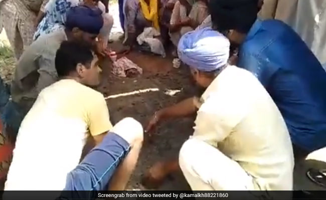 करंट लगा तो परिवार ने रेत में गाड़कर किया शख्स का 'देसी इलाज', 5 घंटे बाद हुआ ऐसा... देखें VIDEO