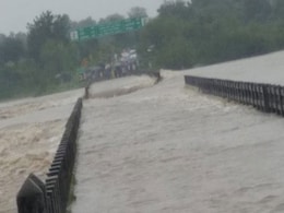 पश्चिमी मध्यप्रदेश में बाढ़ से हालात बदतर, हजारों लोगों को बचाया गया पश्चिमी मध्यप्रदेश में बाढ़ से हालात बदतर, हजारों लोगों को बचाया गया