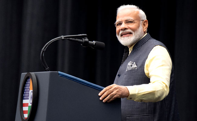 PM Modi Greets Houston In Signature <i>Kurta</i>, <i>Churidar</i> And Jacket