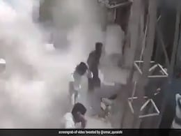 PoK में भूकंप का दिल दहला देने वाला Video आया सामने, गिरते-पड़ते भागते दिखे लोग PoK में भूकंप का दिल दहला देने वाला Video आया सामने, गिरते-पड़ते भागते दिखे लोग