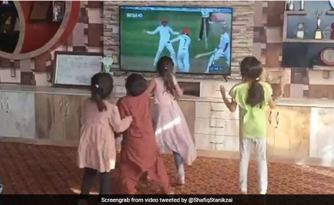 राशिद खान ने जिताया टेस्ट मैच तो झूमने लगे बच्चे, टीवी के सामने ऐसे किया डांस, देखें VIDEO