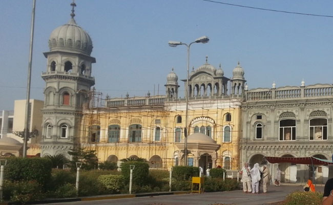 Indian High Commission Team Meets Sikh Pilgrims In Pak To Review Security