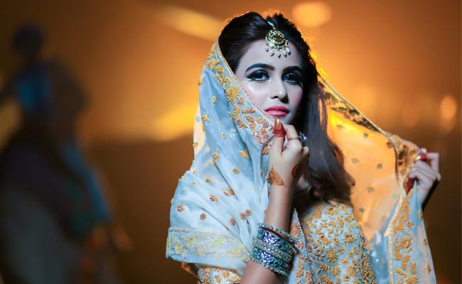 Glam Up This Festive Season With These 10 Pretty <i>Maang Tikkas</i>