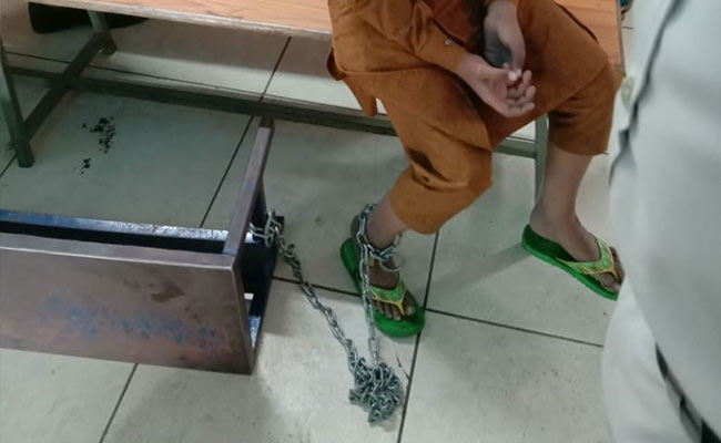 भोपाल : मदरसे में 10 साल के बच्‍चे को जंजीरों से बाध कर रखा, सामने आई यह वजह...