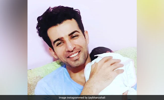 Mahhi Vij's Comment On Jay Bhanushali's 'Daddy Duties' Post Is Priceless