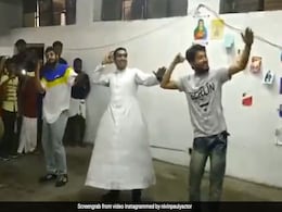 पादरी के धमाकेदार डांस ने फ्लोर पर लगाई आग, VIDEO हुआ वायरल पादरी के धमाकेदार डांस ने फ्लोर पर लगाई आग, VIDEO हुआ वायरल