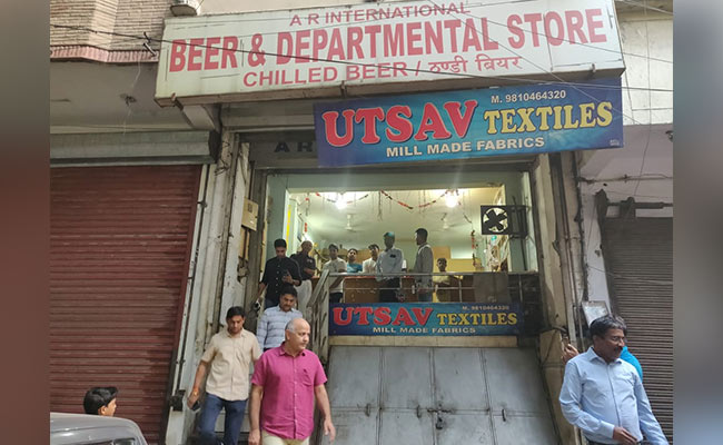 दिल्ली: डिपार्टमेंटल स्टोर्स के नाम पर चल रहे थे शराब ठेके, मनीष सिसोदिया की अगुवाई में हुई छापेमारी