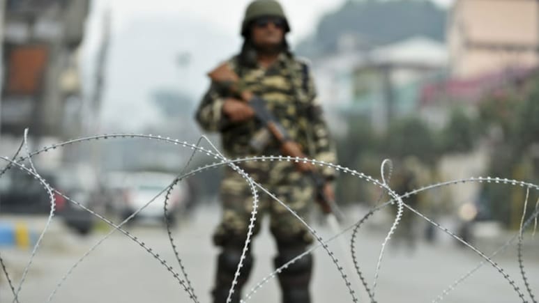 सड़कों पर कंटीले तार, स्&zwj;कूल-कॉलेज बंद... खामेनेई की मौत के बाद कश्मीर में कुछ ऐसे हैं हालात