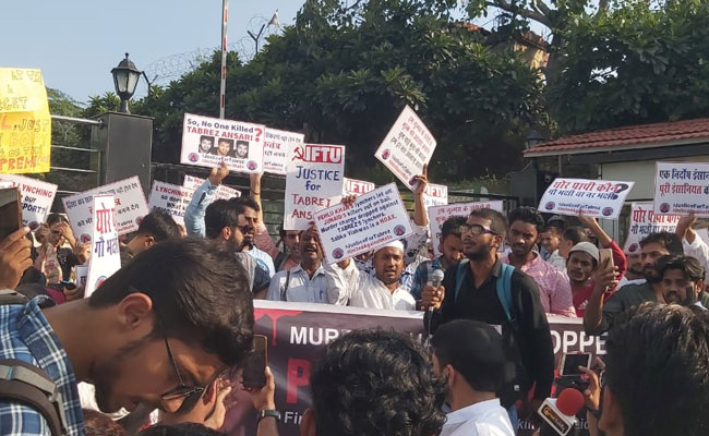 तबरेज अंसारी की मौत मामले में झारखंड भवन में प्रदर्शन, हत्यारों पर धारा 302 लगाने की मांग