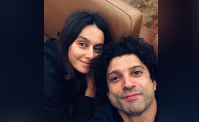 When 'Toronto Bound' Farhan Akhtar Shared A Selfie With His 'Fan' Shibani Dandekar