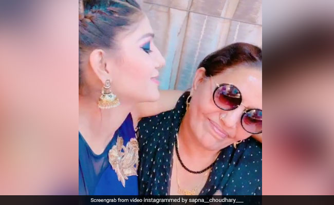 सपना चौधरी की मम्मी ने लगाया 'चश्मा' तो डांसिंग क्वीन ने गाया- तू बेमिसाल है...देखें Video