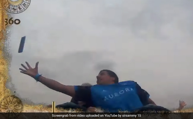 झूला झूल रहा था कपल, अचानक हवा में उड़ता दिखा iPhone, शख्स ने किया ऐसा, देखें VIDEO