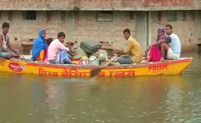 बनारस में पानी हुआ हरा, विशेषज्ञों ने जताई आशंका-कहीं खत्म तो नहीं हो रही हैं गंगा!