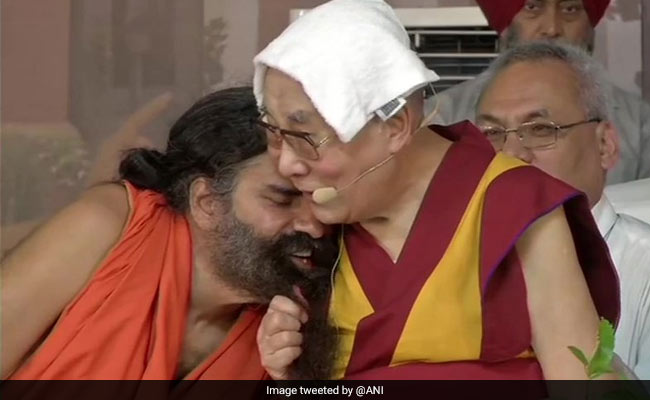जब दलाई लामा ने खींची बाबा रामदेव की दाढ़ी, सोशल मीडिया पर वायरल हुआ VIDEO