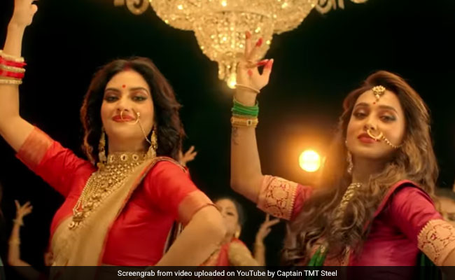 सांसद नुसरत जहां और मिमी चक्रवर्ती ने मां दुर्गा को कुछ यूं समर्पित किया डांस, 20 लाख बार देखा गया Video