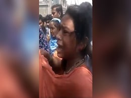 बच्चा चोरी करने के आरोप में भीड़ ने दो महिलाओं की जमकर कर दी पिटाई- देखें Video बच्चा चोरी करने के आरोप में भीड़ ने दो महिलाओं की जमकर कर दी पिटाई- देखें Video