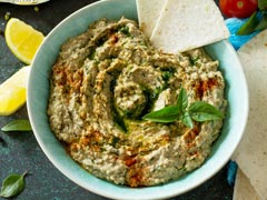 Healthy Diet: Shilpa Shetty Shows Us How To Make Delicious Moong Dal Hummus Dip! Healthy Diet: Shilpa Shetty Shows Us How To Make Delicious Moong Dal Hummus Dip!