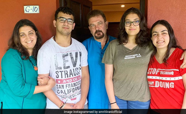 Smriti Irani के बेटे ने खुद को बताया हैंडसम तो बोलीं- 'इतना एक्साइटिड न हो...' पढ़ें दोनों की वायरल चैट