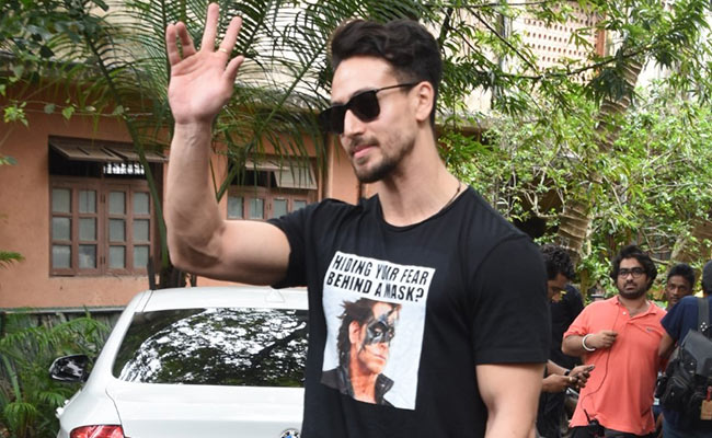 Hrithik Roshan And Tiger Shroff's 'T-Shirt <i>War</i>' Is Making People Die Laughing