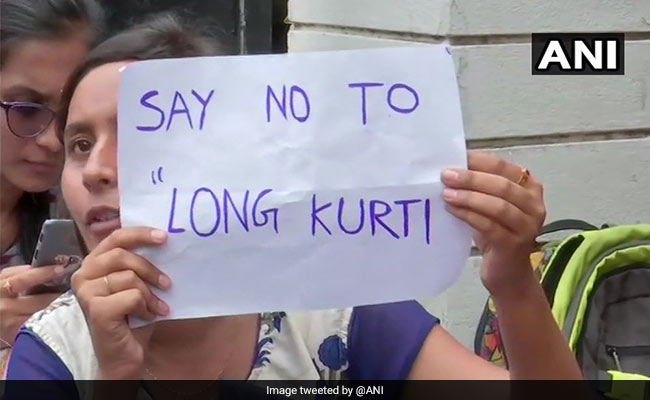 कॉलेज ने घुटने से ऊपर कुर्ती पहनने पर लगाई रोक, कहा- इससे शादी के लिए लड़कियों को मिलेंगे अच्छे रिश्ते