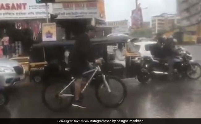 मुंबई की तेज बारिश में भी साइकिल चलाते दिखे सलमान  खान, जानें क्या थी वजह