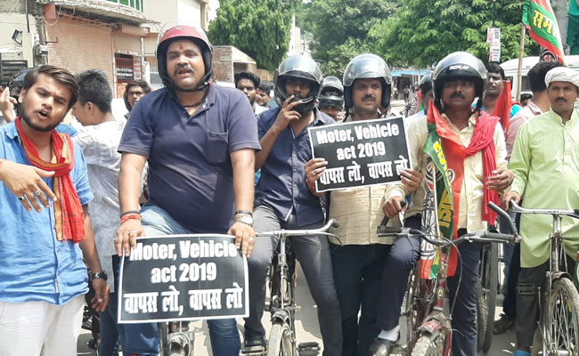 नए ट्रैफिक कानून के खिलाफ सपा का प्रदर्शन, हेलमेट पहनकर निकाला साइकिल जुलूस