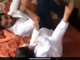 तैमूर अली खान मामा के साथ साइकिल चलाते आए नजर, बोले- गणपति बप्पा मोरया...देखें Video तैमूर अली खान मामा के साथ साइकिल चलाते आए नजर, बोले- गणपति बप्पा मोरया...देखें Video