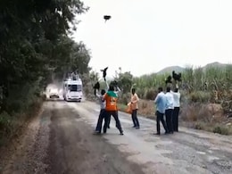 सीएम के काफिले के रास्ते में छोड़े 'कड़कनाथ मुर्गे', विरोध जताने के लिए किया ऐसा- देखें Video सीएम के काफिले के रास्ते में छोड़े 'कड़कनाथ मुर्गे', विरोध जताने के लिए किया ऐसा- देखें Video