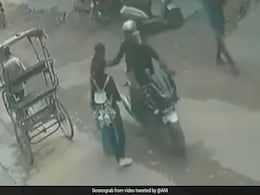 मां-बेटी ने चेन छीन कर भाग रहे बदमाश को बाइक सहित नीचे गिराया, फिर जमकर की पिटाई...देखें Video मां-बेटी ने चेन छीन कर भाग रहे बदमाश को बाइक सहित नीचे गिराया, फिर जमकर की पिटाई...देखें Video