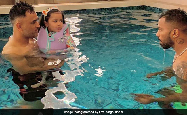 एमएस धोनी ने पंड्या और बेटी के साथ की 'Pool Party', तस्वीरें हुईं Viral