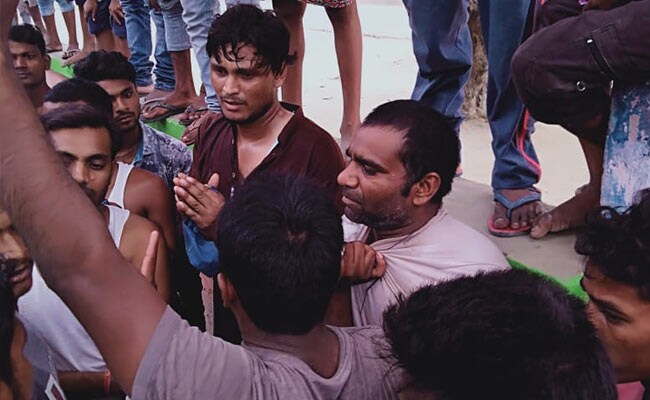 समस्तीपुर : इंजीनियर पहुंचे रेलवे लाइन का सर्वे करने, ग्रामीणों ने बच्चा चोर बताकर धुन दिया समस्तीपुर : इंजीनियर पहुंचे रेलवे लाइन का सर्वे करने, ग्रामीणों ने बच्चा चोर बताकर धुन दिया