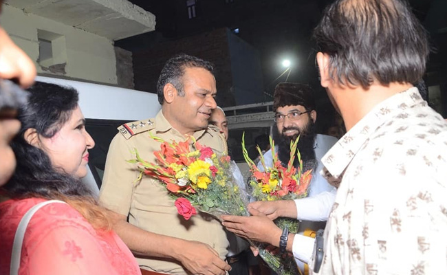 दिल्ली पुलिस के इस अधिकारी को कहते हैं वर्दी वाला सोशल वर्कर, जानें इनके बारे में